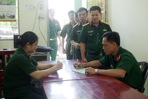 Cán bộ, nhân viên Ban CHQS huyện Tân Hưng góp tiền thực hiện mô hình “Góp quỹ xây dựng tương lai”.